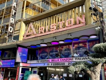 Galleria foto 'Sanremo 2023, la città ‘esplode’ di gente: il sold out si estende alla provincia' - foto 1