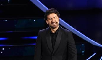 Sanremo 2023, Siani e l’uso eccessivo del telefonino: “Una spigola mi ha chiesto di rifarle la foto”