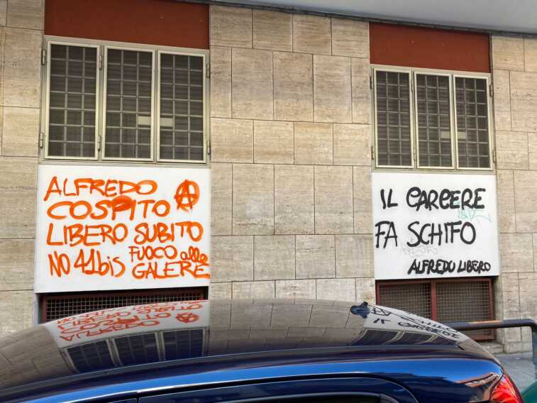 “Cospito libero subito”, “No 41bis”: scritte anarchiche sui muri di Bari – FOTO
