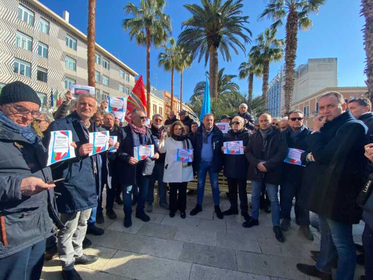 Crisi Baritech, sit-in dei lavoratori davanti alla prefettura: «Impugneremo i licenziamenti» – VIDEO