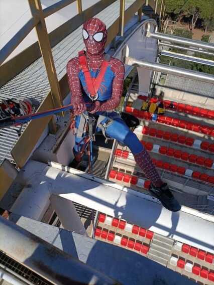 Lavori in corso al “San Nicola”: ad aiutare arriva anche Spiderman – FOTO