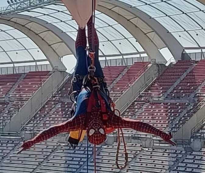 Lavori in corso al “San Nicola”: ad aiutare arriva anche Spiderman – FOTO