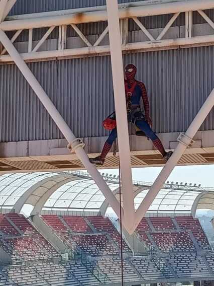 Lavori in corso al “San Nicola”: ad aiutare arriva anche Spiderman – FOTO