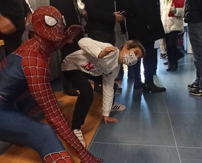 Taranto, c’è un supereroe in corsia: Spiderman fa visita ai piccoli pazienti di Oncoematologia pediatrica