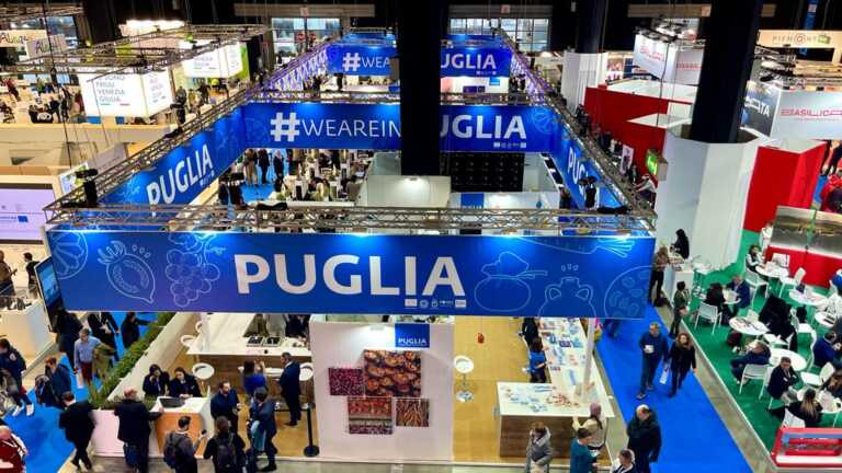 Santanché visita lo Stand Puglia alla Bit: «Avete imprenditori lungimiranti e una regione meravigliosa» – FOTO e VIDEO