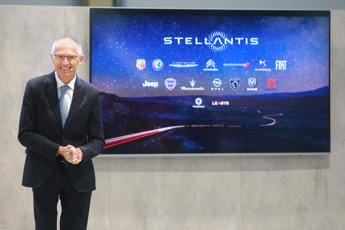 Galleria foto 'Stellantis premia i dipendenti, bonus di quasi 2mila euro ciascuno' - foto 1