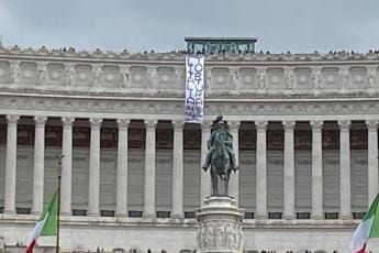 Galleria foto 'Striscione per Cospito giù dall’Altare della Patria: “L’Italia tortura”' - foto 1