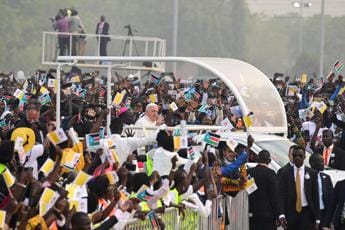 Galleria foto 'Sud Sudan, più di 100mila alla messa del Papa a Giuba' - foto 1
