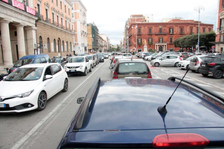 Traffico, ingorghi e code: a Bari si perdono 75 ore all’anno come a Milano, Torino, Firenze e Genova