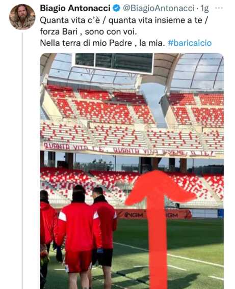 Biagio Antonacci twitta il messaggio d’amore dei tifosi per il Bari: «Sono con voi. Nella terra di mio padre»
