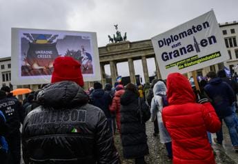 Galleria foto 'Ucraina, 10mila in piazza a Berlino: “Sì diplomazia, no a invio armi”' - foto 1