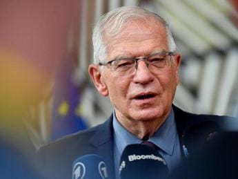 Ucraina, Borrell: “Russia ammassa 350mila soldati al fronte”
