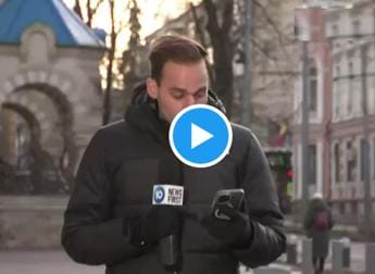 Galleria foto 'Ucraina, giornalista si ‘becca’ bacio in diretta – Video' - foto 1