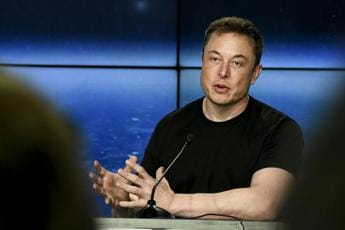 Ucraina, Kiev contro Musk: “Non vuole farci usare Starlink per droni militari”