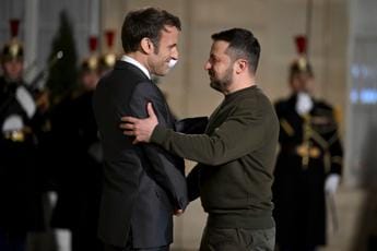 Ucraina, Macron a Zelensky: “Aggressione Russia inaccettabile”