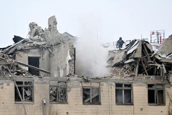 Galleria foto 'Ucraina, missili Russia su edificio Kharkiv. Si continua a combattere a Bakhmut' - foto 1