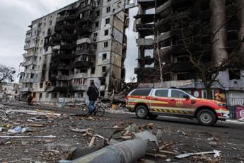 Galleria foto 'Ucraina, missili su fermata bus a Kherson: vittime' - foto 1