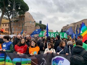 Galleria foto 'Ucraina, “No alla guerra”: al via dai Fori imperiali la fiaccolata per la pace' - foto 1