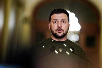 Ucraina, Zelensky: “Grato a Meloni per sostegno Italia, la aspetto”
