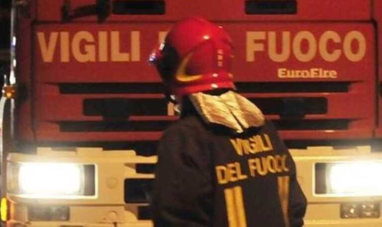 Palazzina danneggiata e auto distrutte da un rogo a Lecce: evacuato un condominio