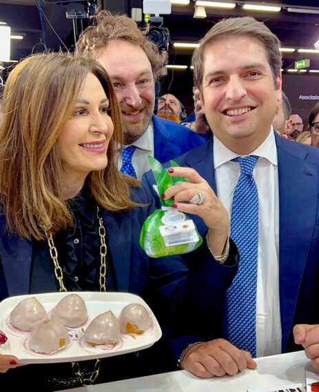 Santanché visita lo Stand Puglia alla Bit: «Avete imprenditori lungimiranti e una regione meravigliosa» – FOTO e VIDEO