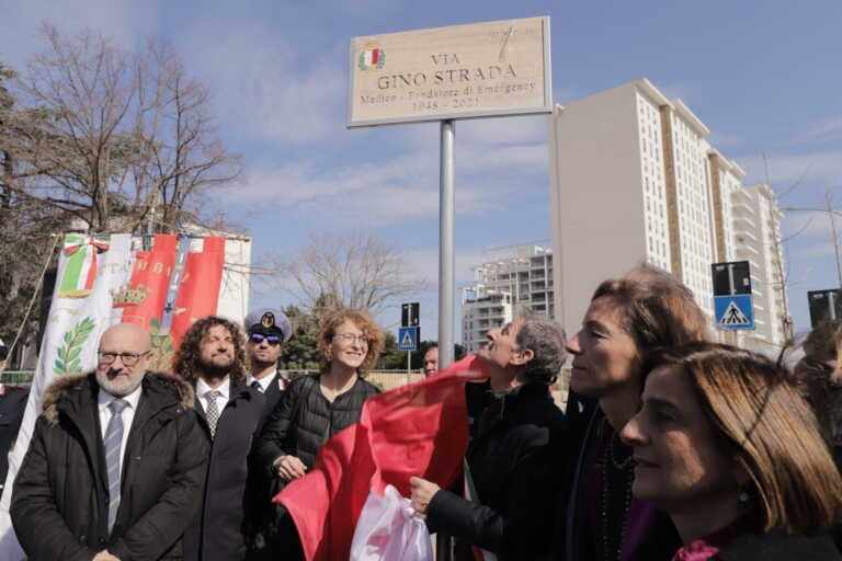 A Bari una via per Gino Strada. Simonetta Gola: «Ricordiamolo portando avanti le sue battaglie»