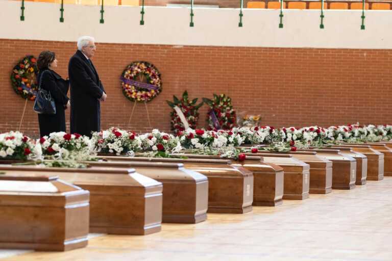 Galleria foto 'Naufragio Crotone, Mattarella omaggia le vittime alla camera ardente' - foto 1