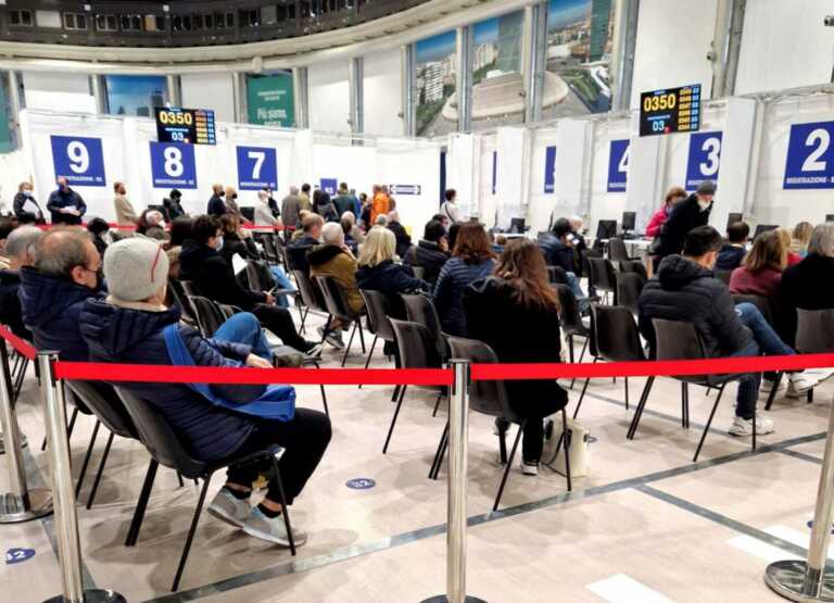 Galleria foto 'Covid, in una settimana 23.988 nuovi casi e 216 decessi' - foto 1