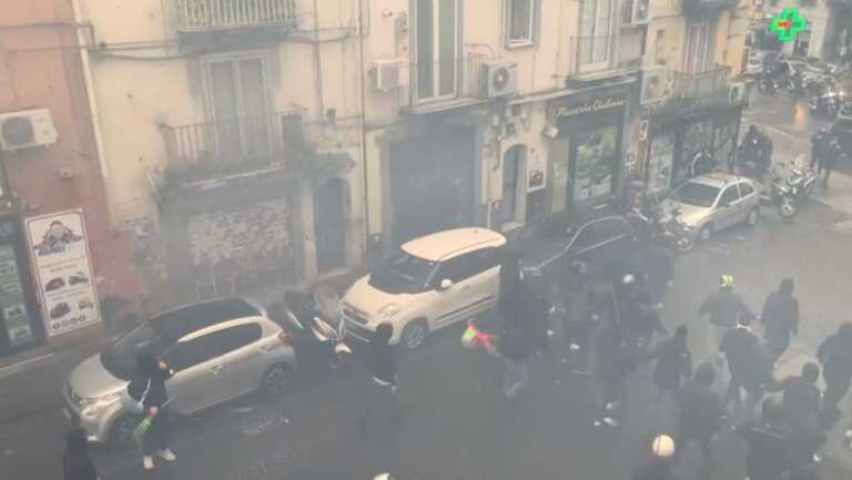 Galleria foto 'Scontri a Napoli con i tifosi dell’Eintracht, in fiamme auto polizia' - foto 1