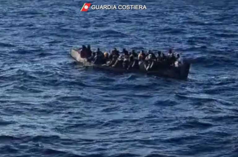 Galleria foto 'In 24 ore sbarchi senza sosta di migranti tra Sicilia e Calabria' - foto 1