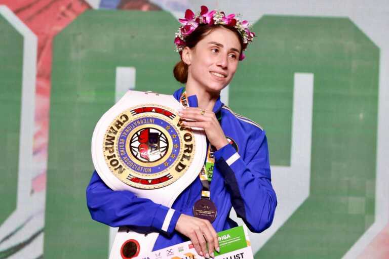Galleria foto 'Testa è oro ai Mondiali di boxe, argento per Chaarabi' - foto 1