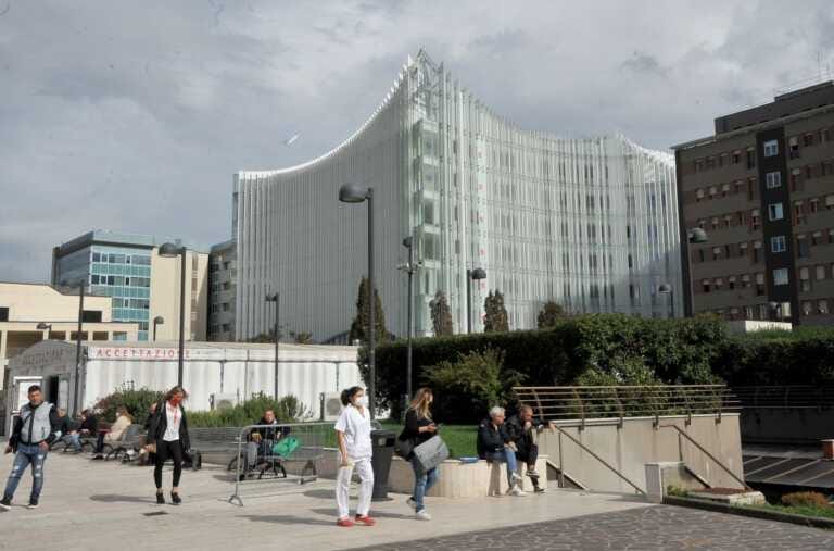 Galleria foto 'Milano, Silvio Berlusconi dimesso da Ospedale San Raffaele' - foto 1
