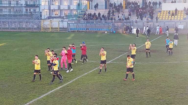 Petardo in campo durante Ostuni-Novoli del campionato di Eccellenza pugliese: due giocatori in ospedale