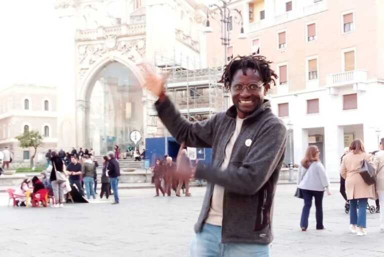 La “marcia dei bruchi” fa tappa a Lecce: studenti in piazza per la tutela dei diritti con John Mpaliza