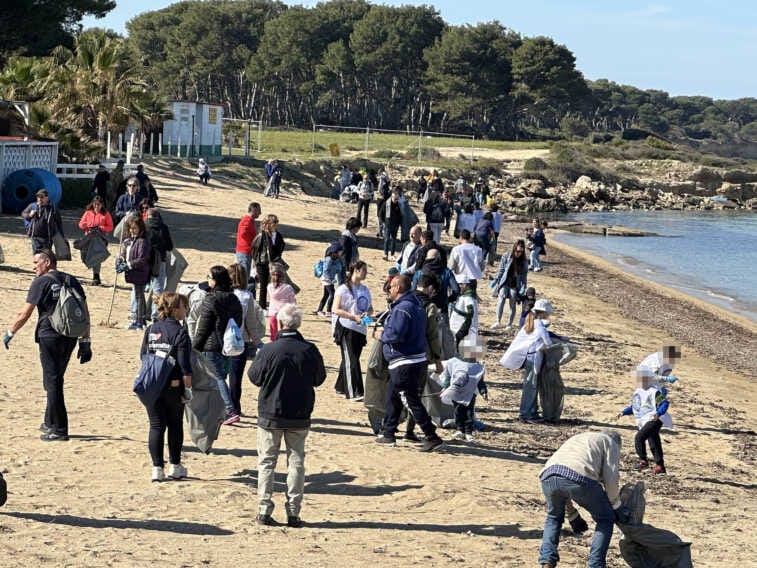 Taranto, in centinaia sull’Isola di San Pietro “a pesca di plastica”