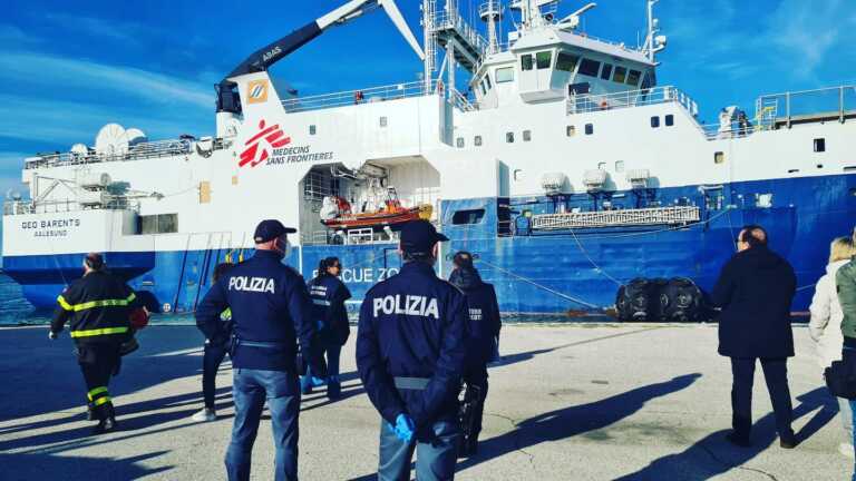 Migranti, la Geo Barents in porto a Bari: a bordo 190 persone tra cui alcuni minori non accompagnati