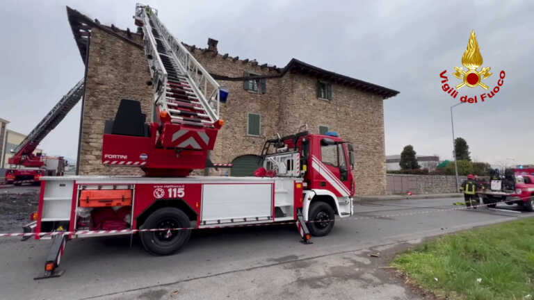 Galleria foto 'Grumello dal Monte, si incendia tetto di una cascina. nessun ferito' - foto 1