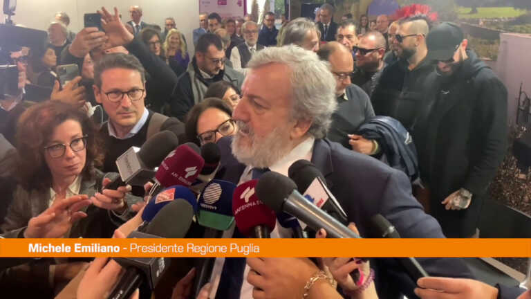 Galleria foto 'Rifiuti, Emiliano “Prego in ginocchio i pugliesi di non abbandonarli”' - foto 1