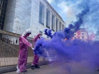 Galleria foto '8 Marzo, corteo Milano: blitz con fumogeni al tribunale' - foto 1