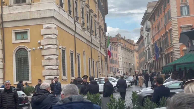 Galleria foto 'È morto il senatore Astorre, bandiere a mezz’asta e colleghi commossi' - foto 1