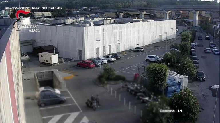 Galleria foto 'Rubavano scooter in centro commerciale di Pozzuoli, traditi dai video' - foto 1