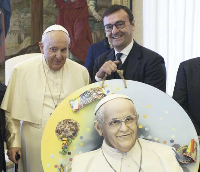Un ritratto realizzato da una maestra cartapestaia: il dono del Carnevale di Putignano a papa Francesco