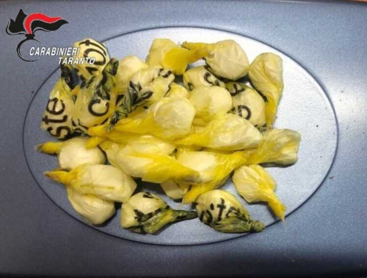Nascondeva droga tra la frutta in un negozio abusivo ricavato nel garage: arrestato 31enne tarantino