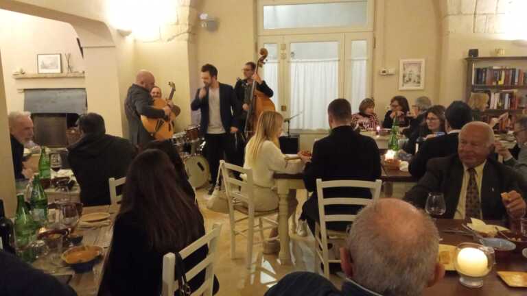 Galleria foto 'Note a Borgo, successo a Bernalda per il concerto del Giuseppe Venezia Trio Special guest Benny Benack' - foto 1