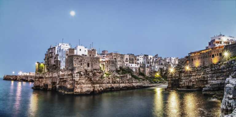 “Città più accogliente al mondo”: Booking.com premia Polignano. Emiliano: «Riconoscimento a tutta la Puglia» – FOTO e VIDEO