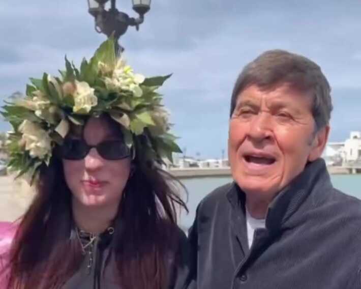 Gianni Morandi a passeggio sul lungomare a Bari: prima la focaccia poi gli auguri a una neolaureata – VIDEO