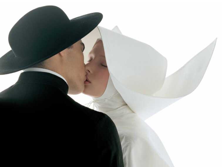 Dalle iconiche campagne pubblicitarie alle immagini delle dive: Oliviero Toscani in mostra a Monopoli – VIDEO