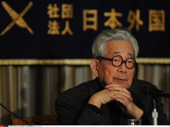 Galleria foto 'Addio a Kenzaburo Oe, ‘scomodo’ premio Nobel letteratura del Giappone' - foto 1
