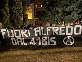 Galleria foto 'Alfredo Cospito, il medico: “Ha perso un altro chilo”' - foto 1
