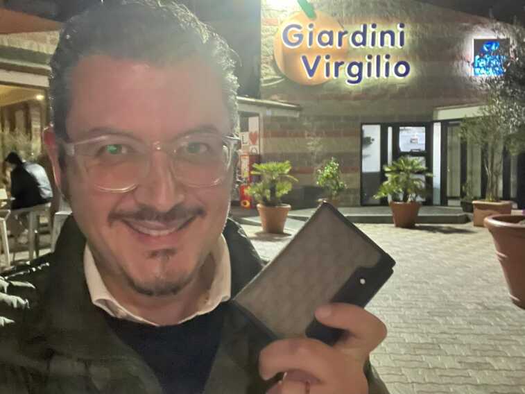 Il sindaco dimentica il portafogli in un bar. I titolari lo chiamano e glielo restituiscono